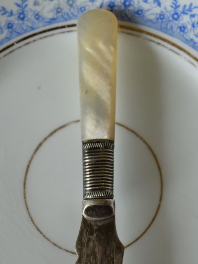 アンティークシルバープレートのナイフ、マザーオブパールが