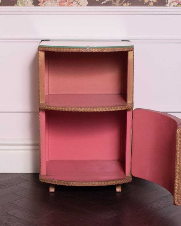 アンティークのキャビネット　アンティーク家具　イギリス輸入のアンティークの家具、ピンクの色が可愛いベッドサイドキャビネット。扉を開けてみましょう中はこんな感じに仕上がっています。(m-628-f)