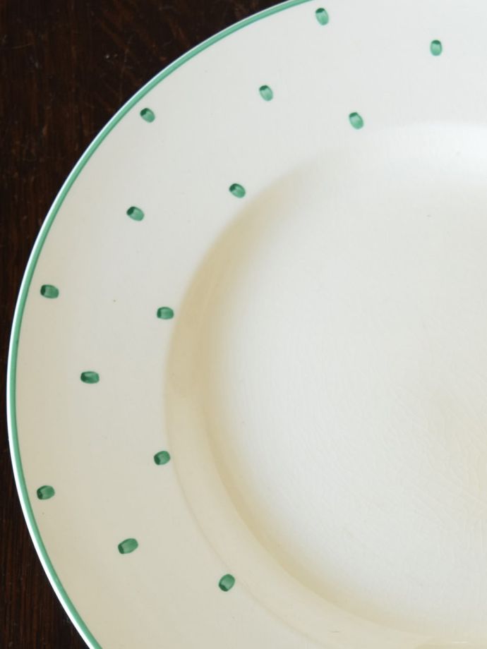 スージークーパーのおしゃれなアンティークお皿、ポルカドット（グリーン）のディナープレート