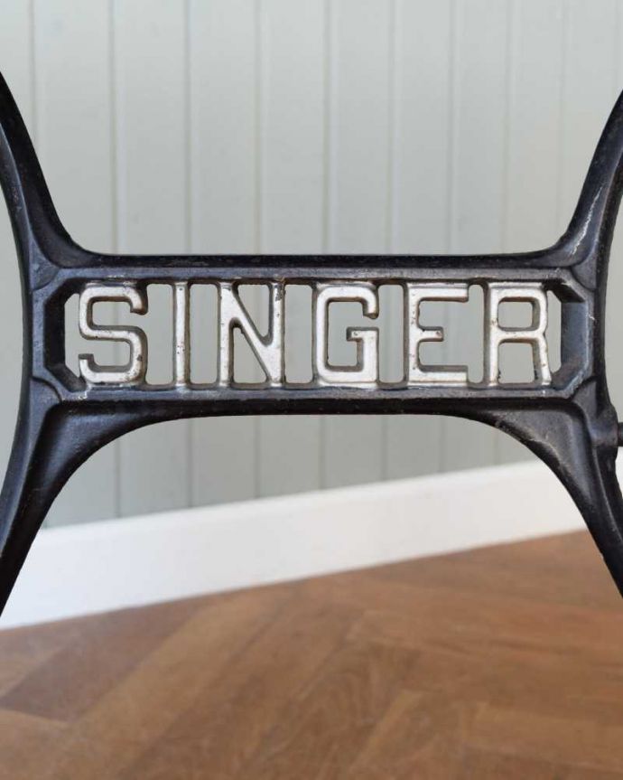 アンティークのテーブル　アンティーク家具　イギリスで見つけたアンティークSINGERミシンテーブル。SINGERのロゴなかなか見つけることができない人気のシンガーのミシン。(m-629-f)