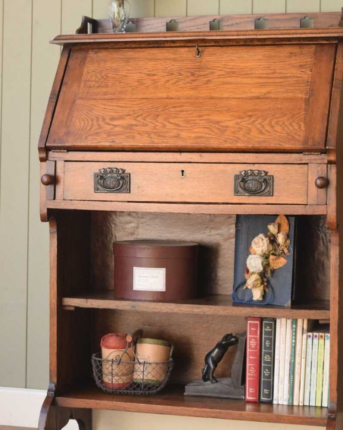 ビューロー　アンティーク家具　イギリスで見つけたアンティークのスチューデントビューロー（ライティングデスク）。普段は本棚として使えるオープンキャビネットビューローの下の部分は本棚として作られたオープン棚。(m-630-f)