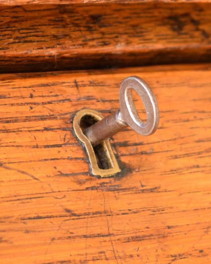 ビューロー　アンティーク家具　イギリスで見つけたアンティークのスチューデントビューロー（ライティングデスク）。鍵を使って開けてみましょうアンティークの鍵が付いています。(m-630-f)