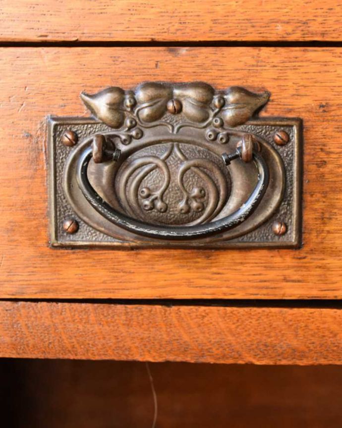 ビューロー　アンティーク家具　イギリスで見つけたアンティークのスチューデントビューロー（ライティングデスク）。アンティークらしい取っ手取っ手にもこだわりが感じられます。(m-630-f)