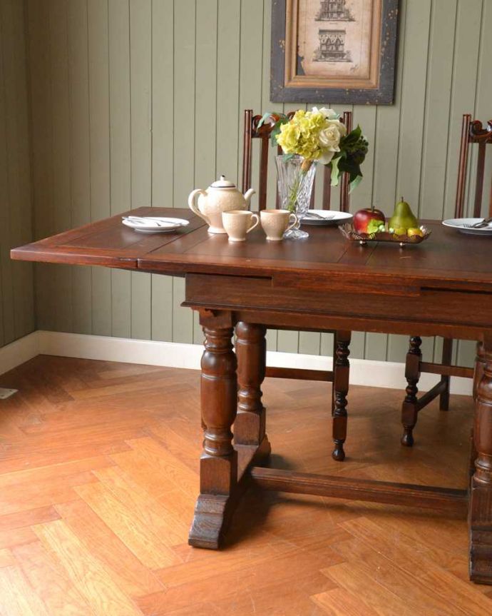 アンティークのテーブル　アンティーク家具　お部屋に馴染みやすい装飾、サイズが変えられるアンティークのドローリーフテーブル（英国家具）。やっぱり目が行く重厚なデザインの脚重厚な雰囲気のバルボスレッグと呼ばれる美しい脚が一番の特長。(m-631-f)