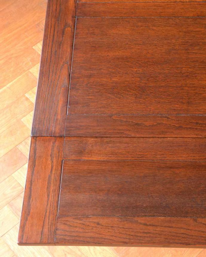 アンティークのテーブル　アンティーク家具　お部屋に馴染みやすい装飾、サイズが変えられるアンティークのドローリーフテーブル（英国家具）。近づいて見てみると、天板はこんな感じです。(m-631-f)