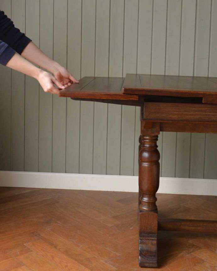 アンティークのテーブル　アンティーク家具　お部屋に馴染みやすい装飾、サイズが変えられるアンティークのドローリーフテーブル（英国家具）。誰でもカンタン！引っ張るだけでOK。(m-631-f)
