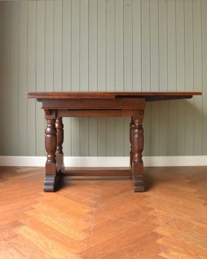 アンティークのテーブル　アンティーク家具　お部屋に馴染みやすい装飾、サイズが変えられるアンティークのドローリーフテーブル（英国家具）。片方だけ開いてもOK片方のリーフだけを開くとこんな感じ。(m-631-f)