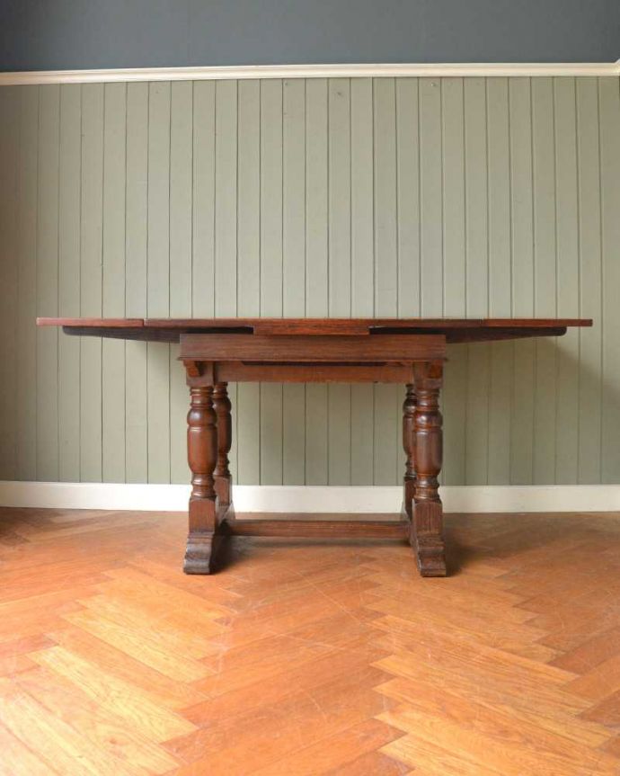 アンティークのテーブル　アンティーク家具　お部屋に馴染みやすい装飾、サイズが変えられるアンティークのドローリーフテーブル（英国家具）。両方開くと大きなサイズ！家族が増えた時やみんなが集まった時、両方のリーフを開けば大きなサイズに。(m-631-f)