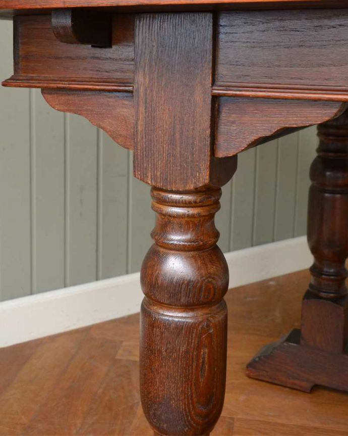 アンティークのテーブル　アンティーク家具　お部屋に馴染みやすい装飾、サイズが変えられるアンティークのドローリーフテーブル（英国家具）。うっとりする美しさアンティークだから手に入る美しい彫。(m-631-f)