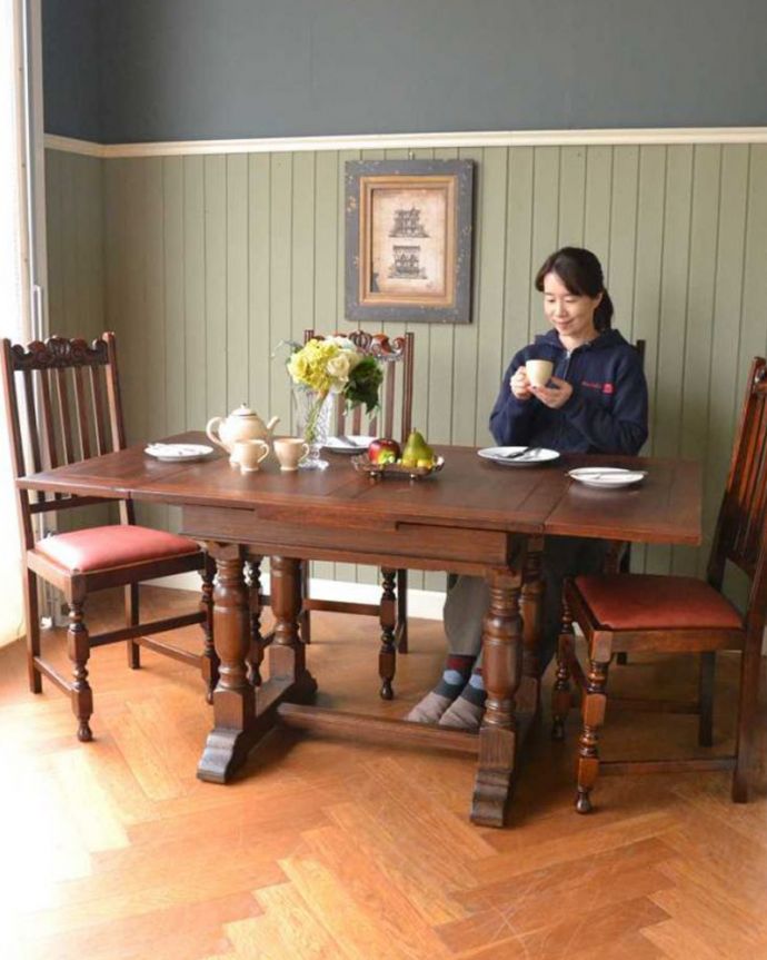 アンティークのテーブル　アンティーク家具　お部屋に馴染みやすい装飾、サイズが変えられるアンティークのドローリーフテーブル（英国家具）。3通りの大きさで使える便利なテーブル天板の下に隠れているリーフを引っ張り出せばあっという間に大きくなっちゃうドローリーフテーブル。(m-631-f)