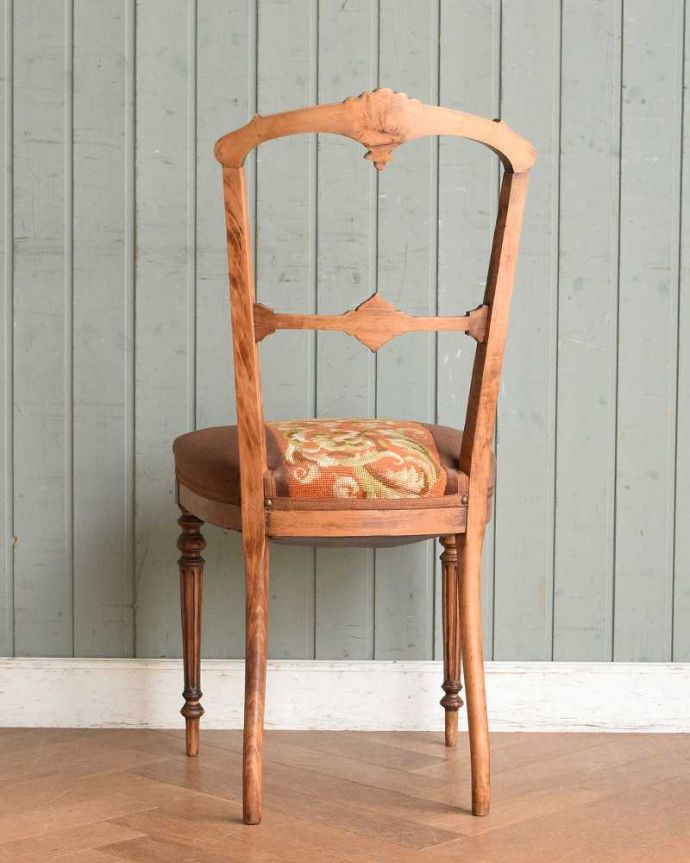 サロンチェア　アンティーク チェア　お花の彫刻とプチポワンの座面が美しいアンティークフレンチチェア（サロンチェア）。後ろ姿にも自信アリ並べた時に後ろから見ることも多い椅子。(m-632-c)