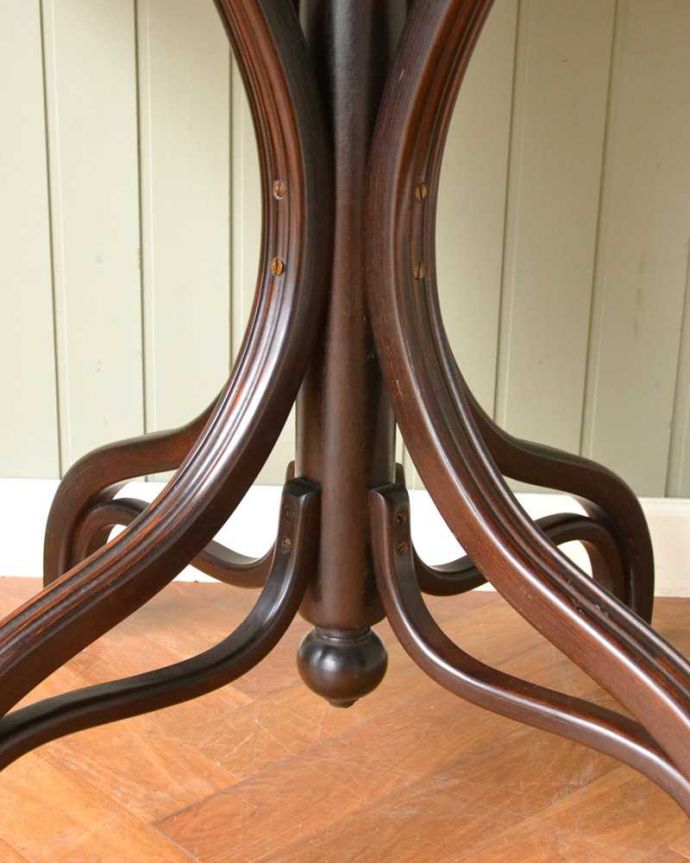 アンティークのテーブル　アンティーク家具　THONET トーネットのアンティークカフェテーブル。うっとりする美しさアンティークだから手に入る美しい彫。(m-632-f)