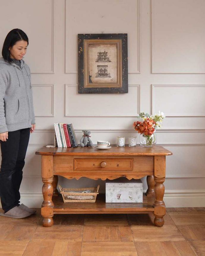 アンティークのテーブル　アンティーク家具　イギリスからのアンティーク家具、オールドパイン材のコーヒーテーブル（引き出し付き）。ほっこりとした表情に癒されますオールドパイン材のテーブルは、独特の木目が特長。(m-635-f)