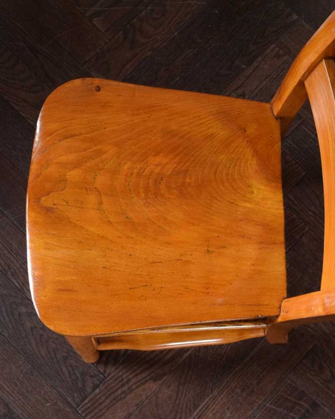 チャーチチェア　アンティーク チェア　教会で使われていたアンティーク椅子、聖書BOX付きのチャーチチェア。座面に隠されたヒミツ日曜礼拝で長時間座っていても疲れないように、お尻と太もも部分に彫が入っているんです。(m-638-c)