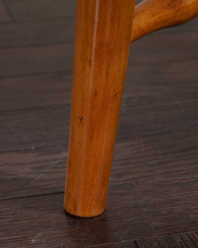 チャーチチェア　アンティーク チェア　教会で使われていたアンティーク椅子、聖書BOX付きのチャーチチェア。床を滑らせて移動出来ますHandleではアンティークチェアの脚の裏にフェルトキーパーをお付けしています。(m-638-c)