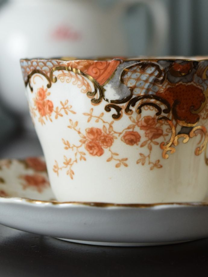 英国エインズレイ窯（AYNSLEY ）のアンティークの器、手描きで描かれた模様が美しいカップ＆ソーサー