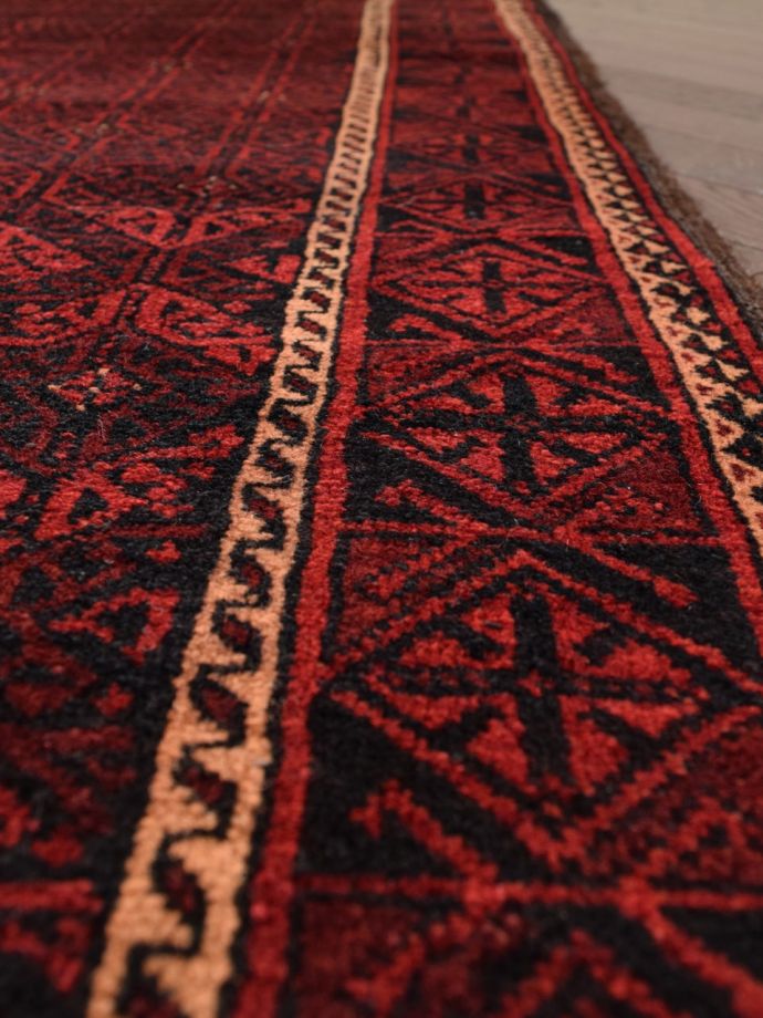 バルーチのおしゃれなビンテージ絨毯、落ち着いた赤い色×幾何学模様の