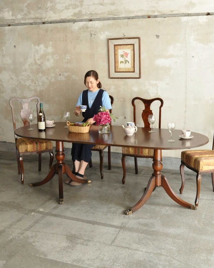 アンティークのテーブル　アンティーク家具　美しい脚が特徴的なアンティークの英国家具、伸張式のダイニングテーブル。用途に合わせてサイズを変えれる便利なテーブル英国クラシックな雰囲気がたっぷり詰まった美しいエクステンションテーブル。(m-642-f)