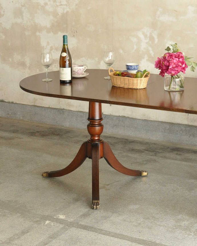 アンティークのテーブル　アンティーク家具　美しい脚が特徴的なアンティークの英国家具、伸張式のダイニングテーブル。英国アンティークらしい優雅な佇まいにうっとりアンティークらしい上品な木目とデザインの美しさ。(m-642-f)