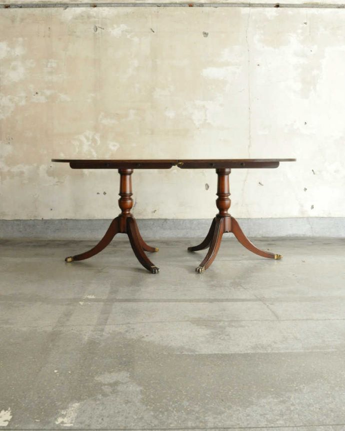 アンティークのテーブル　アンティーク家具　美しい脚が特徴的なアンティークの英国家具、伸張式のダイニングテーブル。横から見た姿は…究極に優雅なシンプルデザイン。(m-642-f)