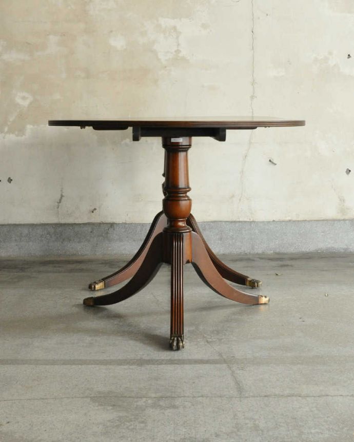 アンティークのテーブル　アンティーク家具　美しい脚が特徴的なアンティークの英国家具、伸張式のダイニングテーブル。こちら側から見ても･･･360度、どこから見てもスッキリと美しい姿でみんなを魅了してくれます。(m-642-f)