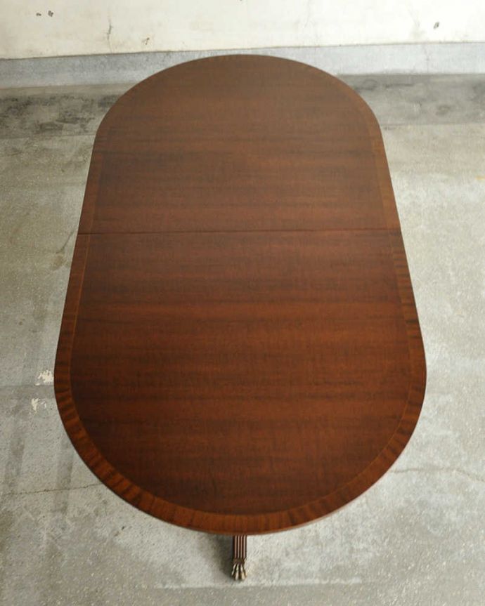 アンティークのテーブル　アンティーク家具　美しい脚が特徴的なアンティークの英国家具、伸張式のダイニングテーブル。上から見るとこんな形天板を足す前はこんな形です。(m-642-f)