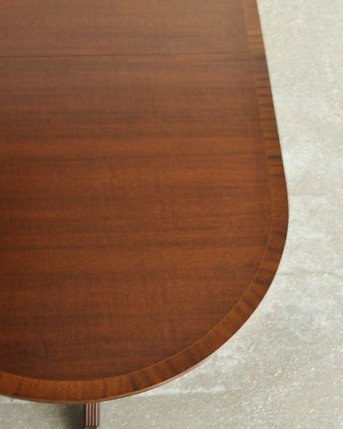 アンティークのテーブル　アンティーク家具　美しい脚が特徴的なアンティークの英国家具、伸張式のダイニングテーブル。シンプルな木目がカッコイイ天板を近くで見てみるとこんな感じ。(m-642-f)
