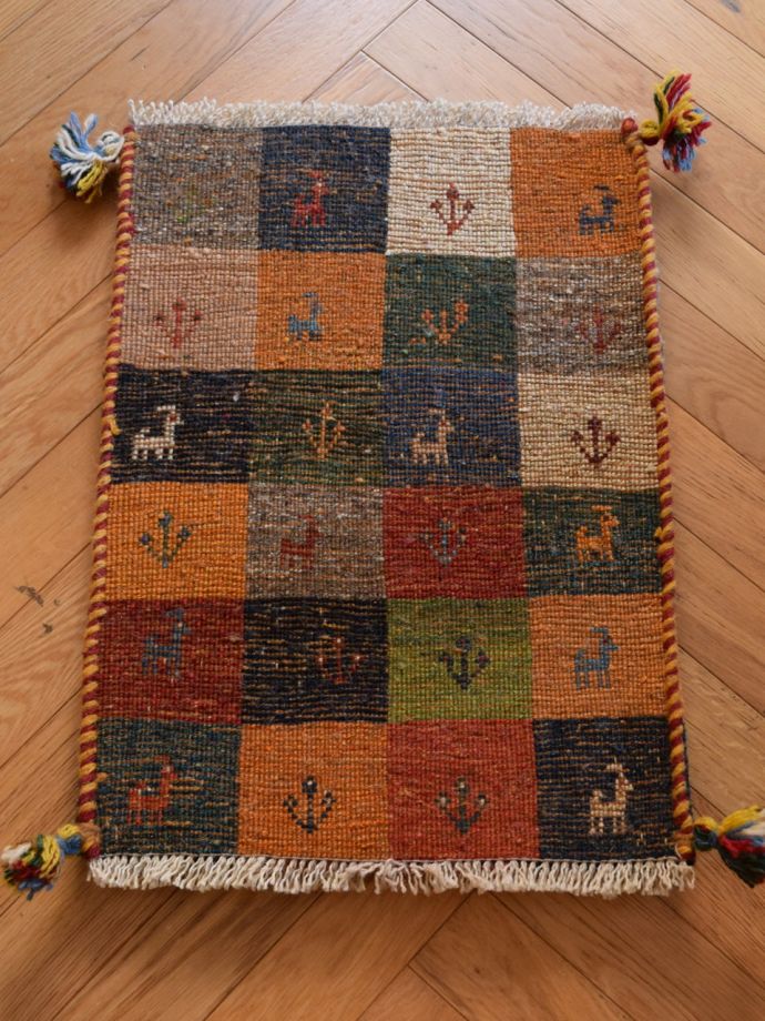 カラフルな色使いが可愛いカーペット、いろんな場所で使える草木染の絨毯ギャッベ(m-6423-z)｜インテリア雑貨