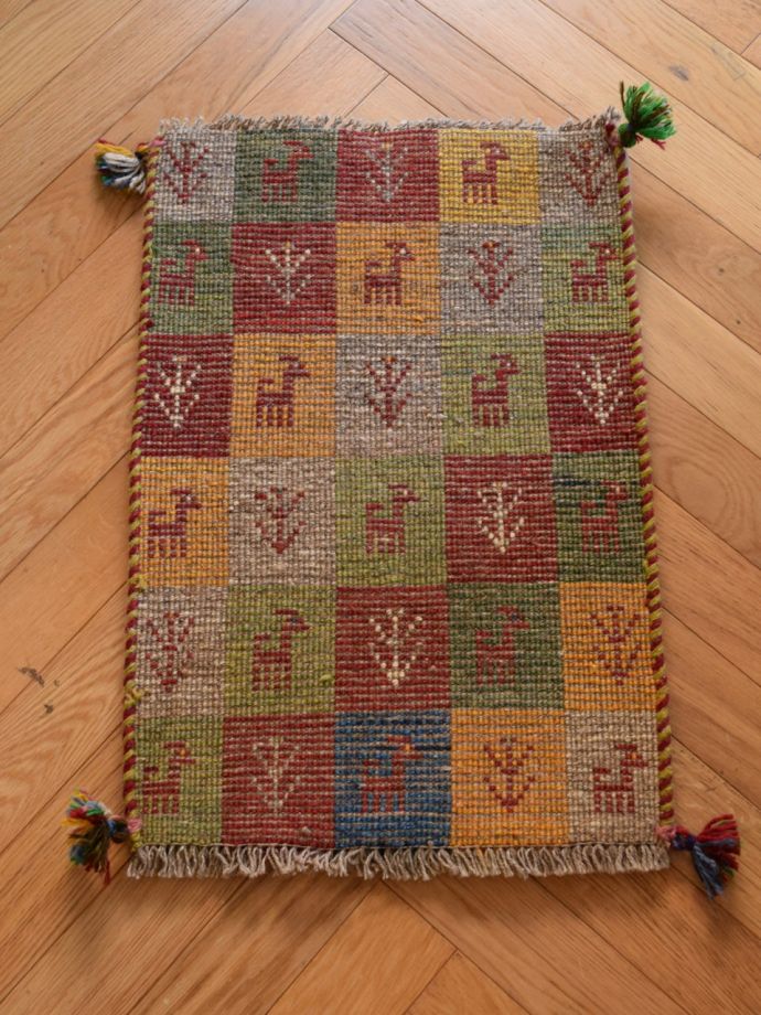 カラフルな色使いが可愛いカーペット、草木染の絨毯ギャッベ(m-6425-z 
