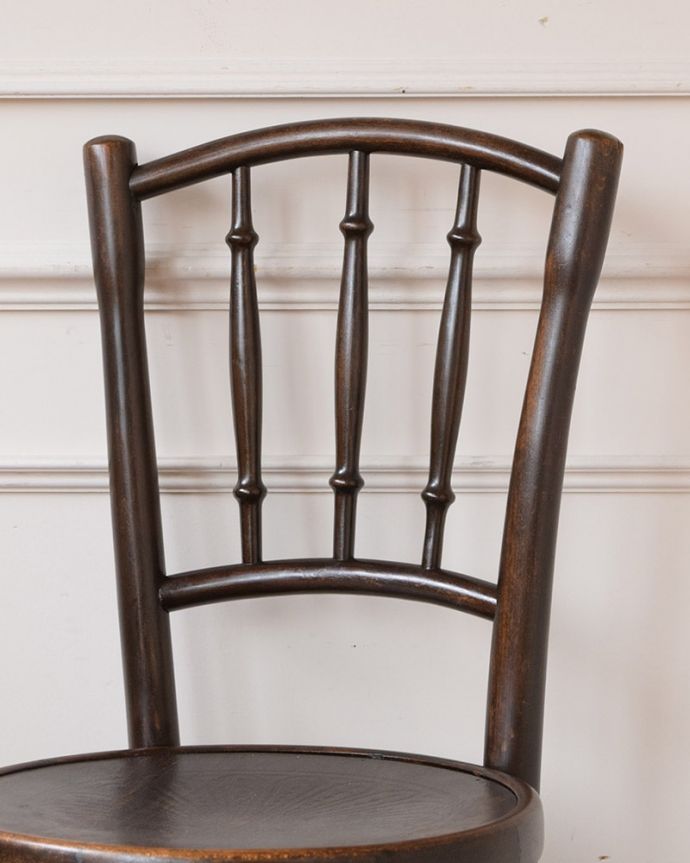 ベントウッドチェア　アンティーク チェア　トーネットのベントウッドチェア、英国で見つけたアンティークの椅子。美しいだけじゃなくて強い！背もたれは木を切り出しているのではなく、1本の木材を蒸気で蒸して曲げているので、繊維が断ち切られず粘りがあって丈夫なんです。(m-643-c)