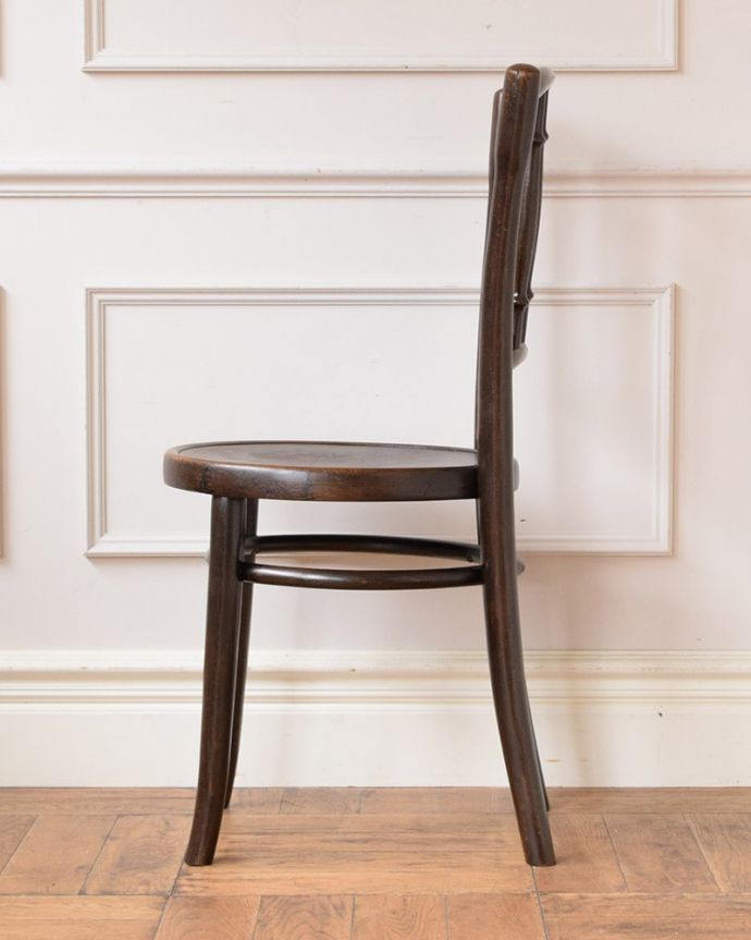 ベントウッドチェア　アンティーク チェア　トーネットのベントウッドチェア、英国で見つけたアンティークの椅子。横顔も英国らしいカッコよさ英国のパブの雰囲気たっぷりのベントウッドチェアは、横から見てもカッコイイんです。(m-643-c)