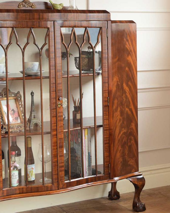 アンティークのキャビネット　アンティーク家具　イギリスから到着したアンティーク家具、木目の美しさが際立つガラスキャビネット。扉に描かれた模様の美しさガラスの扉に描かれた美しい木の模様。(m-644-f)