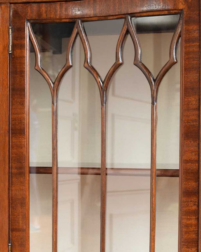 アンティークのキャビネット　アンティーク家具　イギリスから到着したアンティーク家具、木目の美しさが際立つガラスキャビネット。美しい装飾にうっとり…ガラス面の装飾が上品なアクセントに。(m-644-f)