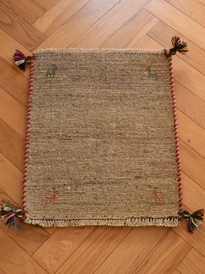 どんなお部屋にも使いやすいアースカラーのギャッベ、ナチュラルな雰囲気漂う草木染の絨毯(m-6446-z)｜インテリア雑貨