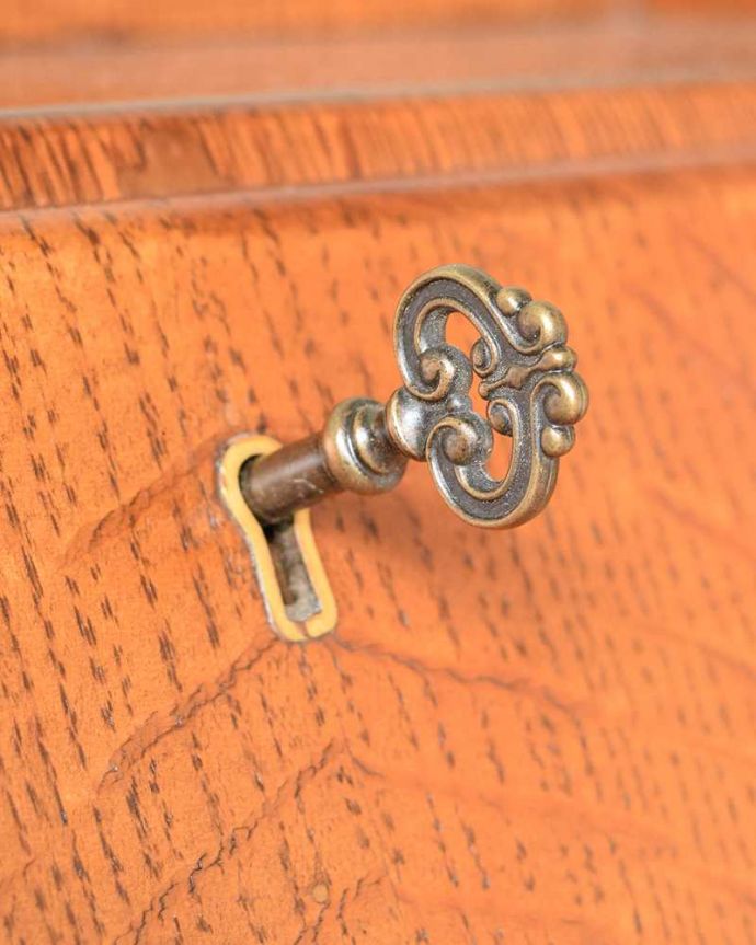 ビューロー　アンティーク家具　本棚とデスクが一つになったイギリスのアンティークサイドバイサイド。鍵を使って開けてみましょうアンティークの鍵が一つ付いています。(m-645-f)
