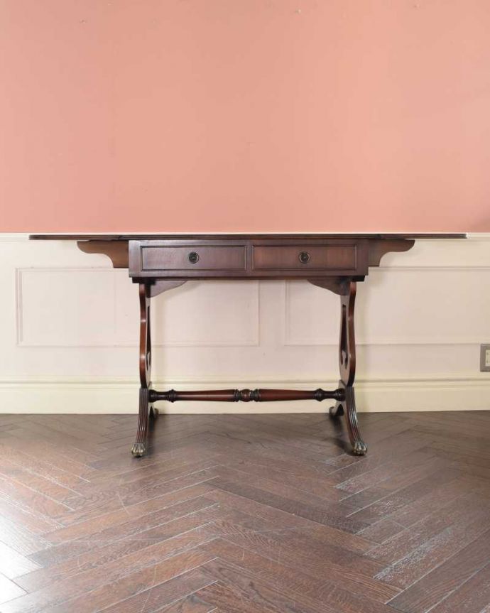 アンティークのデスク・書斎机　アンティーク家具　英国のアンティーク家具、伸張式のバタフライテーブル（デスク）。両方開いて広々と左右のリーフを開けばゆったりサイズ。(m-648-f)
