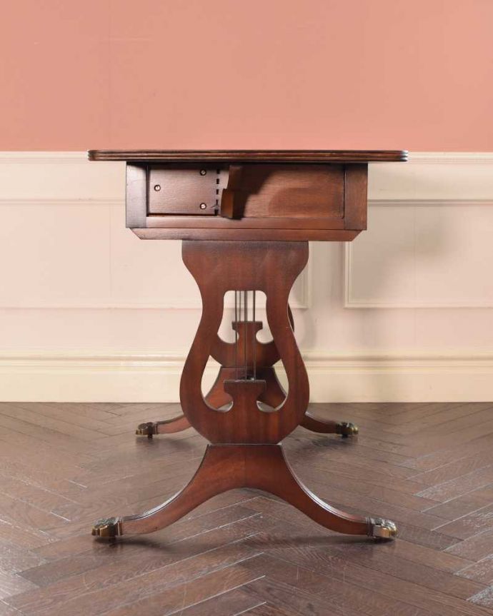 アンティークのデスク・書斎机　アンティーク家具　英国のアンティーク家具、伸張式のバタフライテーブル（デスク）。横から見てもステキ脚元のデザインは、横から見ると、より美しさが分かります。(m-648-f)