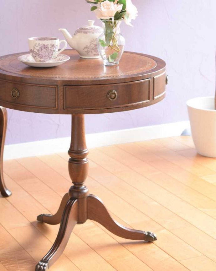 アンティークのテーブル　アンティーク家具　引き出し付きのドラムテーブル、英国輸入のアンティークの家具。引き出しまで付いている実力派デザインや木目の美しさはもちろん、引き出しまで付いているので、使いやすさもバッチリです。(m-650-f)