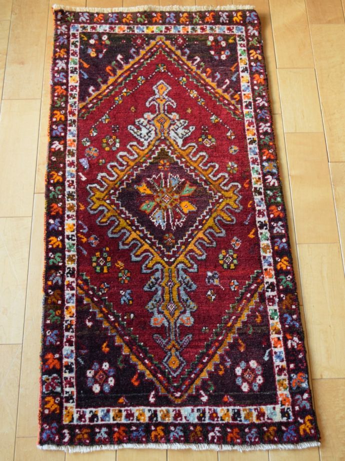 細かな模様が織り込まれたビンテージの絨毯、トルコから届いた