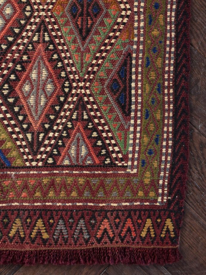落ち着いた色で織られたビンテージ絨毯、ダイヤモチーフがおしゃれな
