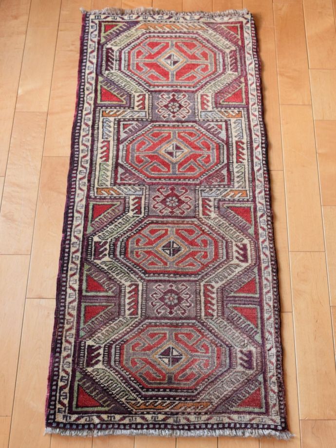 大人色のおしゃれなトルコ絨毯、幾何学模様が美しいトライバルラグ
