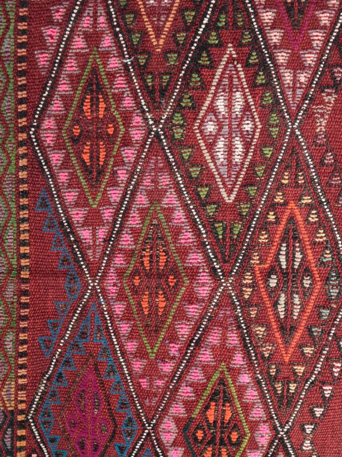 手織りの華やかなラグマット、コンパクトサイズのオールドキリム(m