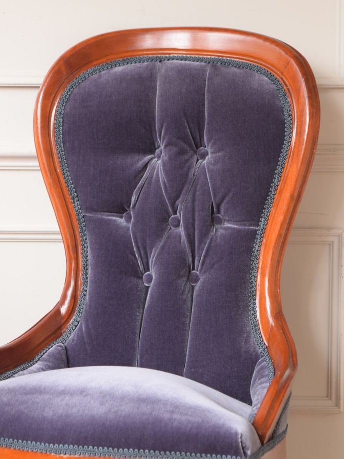 アンティーク家具らしさが漂う贅沢な椅子