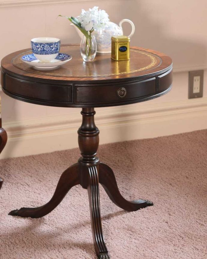 アンティークのテーブル　アンティーク家具　引き出し付きのドラムテーブル、英国輸入のアンティークの家具。引き出しまで付いている実力派デザインや木目の美しさはもちろん、引き出しまで付いているので、使いやすさもバッチリです。(m-651-f)