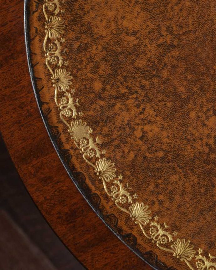 アンティークのテーブル　アンティーク家具　引き出し付きのドラムテーブル、英国輸入のアンティークの家具。近くで見てみると･･･革貼りなのに大切に使われていたらしく、革の状態がとてもよくとてもキレイです。(m-651-f)