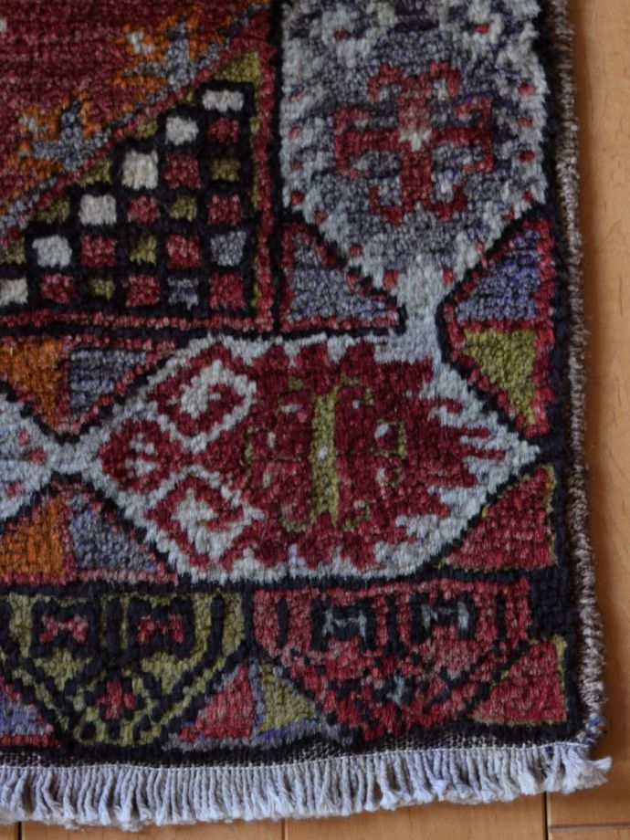 大人の幾何学模様がおしゃれなオールド絨毯、トルコから届いたトライバルラグ