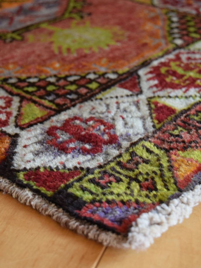 大人の幾何学模様がおしゃれなオールド絨毯、トルコから届いたトライバルラグ