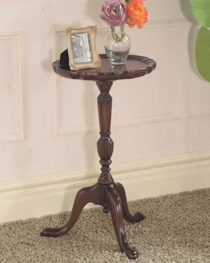 アンティークのテーブル　アンティーク家具　上から見た時のデザインがお花みたいで華やか、英国のアンティークワインテーブル 。小さくてもアンティークの気品タップリ。(m-652-f)