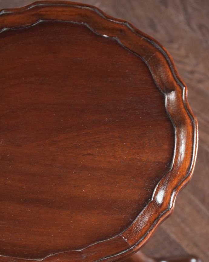 アンティークのテーブル　アンティーク家具　上から見た時のデザインがお花みたいで華やか、英国のアンティークワインテーブル 。近づいて見てみると･･･天板の周りもアンティークらしく美しいデザイン。(m-652-f)