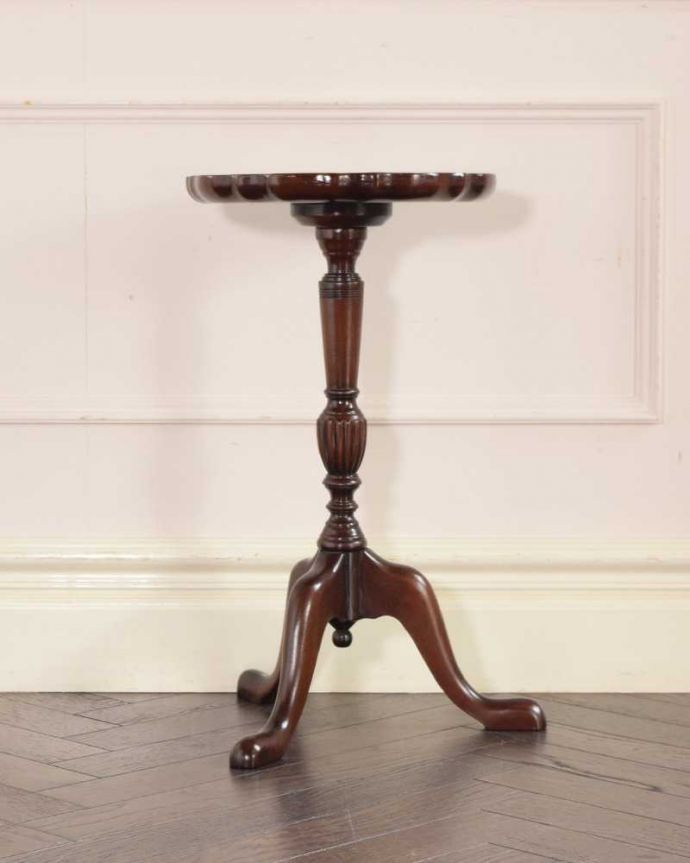 アンティークのテーブル　アンティーク家具　上から見た時のデザインがお花みたいで華やか、英国のアンティークワインテーブル 。横から見ても優雅英国アンティークらしく横顔だって美しいんです。(m-652-f)